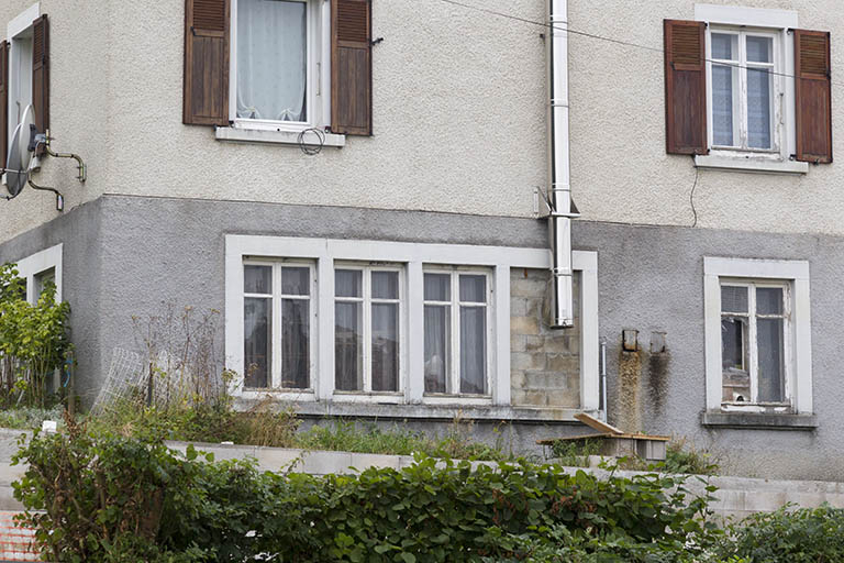 Façade latérale droite : fenêtres multiples ouvrant l'étage de soubassement. © Sonia Dourlot / Région Bourgogne-Franche-Comté, Inventaire du patrimoine - 2014