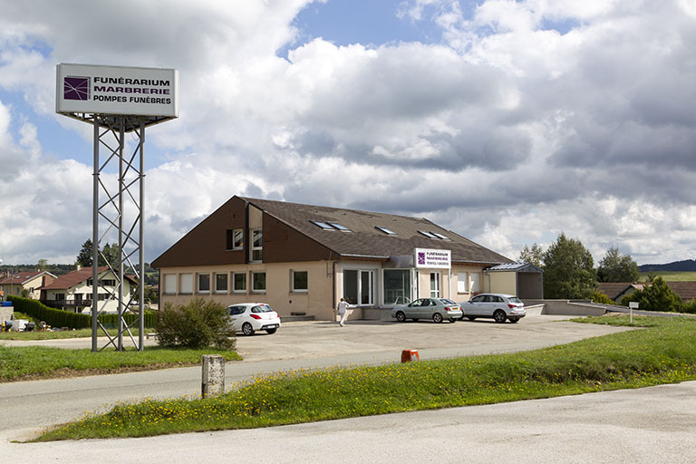 Vue d'ensemble, depuis le sud-ouest (façades antérieure et latérale gauche). © Sonia Dourlot / Région Bourgogne-Franche-Comté, Inventaire du patrimoine - 2014