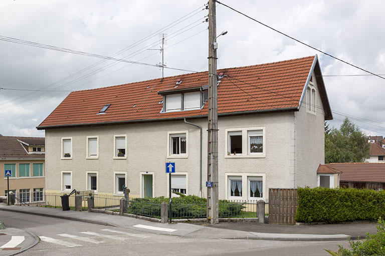 Bâtiment principal : façade antérieure (sud), de trois quarts droite. © Sonia Dourlot / Région Bourgogne-Franche-Comté, Inventaire du patrimoine - 2014 Bâtiment principal : façade antérieure (sud), de trois quarts droite. © Sonia Dourlot / Région Bourgogne-Franche-Comté, Inventaire du patrimoine - 2014