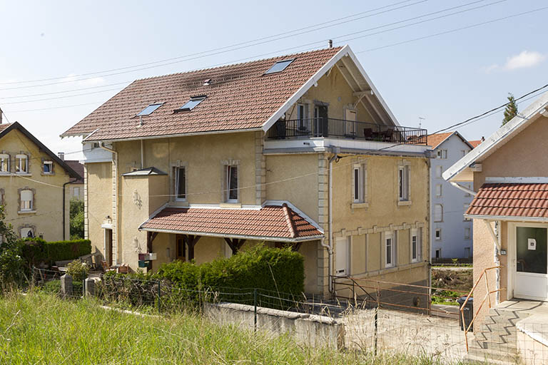 Maison : façades antérieure et latérale droite. © Sonia Dourlot / Région Bourgogne-Franche-Comté, Inventaire du patrimoine - 2014 Maison : façades antérieure et latérale droite. © Sonia Dourlot / Région Bourgogne-Franche-Comté, Inventaire du patrimoine - 2014