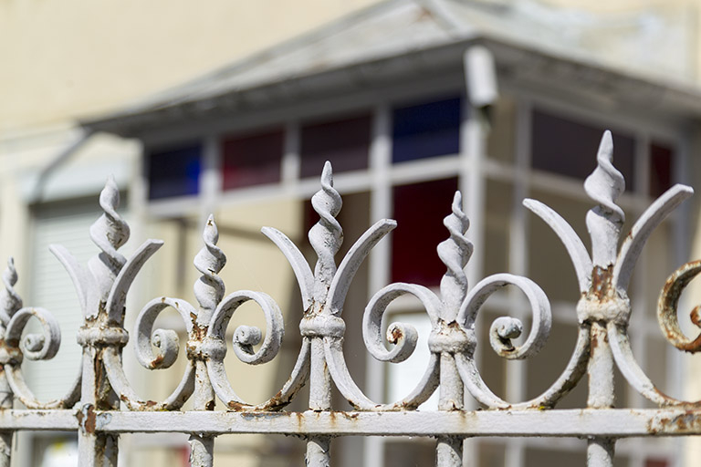 Détail de la ferronnerie de la grille de clôture. © Sonia Dourlot / Région Bourgogne-Franche-Comté, Inventaire du patrimoine - 2014