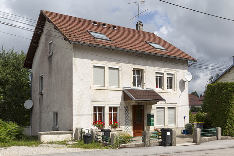 Logement patronal : façades antérieure et latérale gauche. © Sonia Dourlot / Région Bourgogne-Franche-Comté, Inventaire du patrimoine - 2014 Logement patronal : façades antérieure et latérale gauche. © Sonia Dourlot / Région Bourgogne-Franche-Comté, Inventaire du patrimoine - 2014