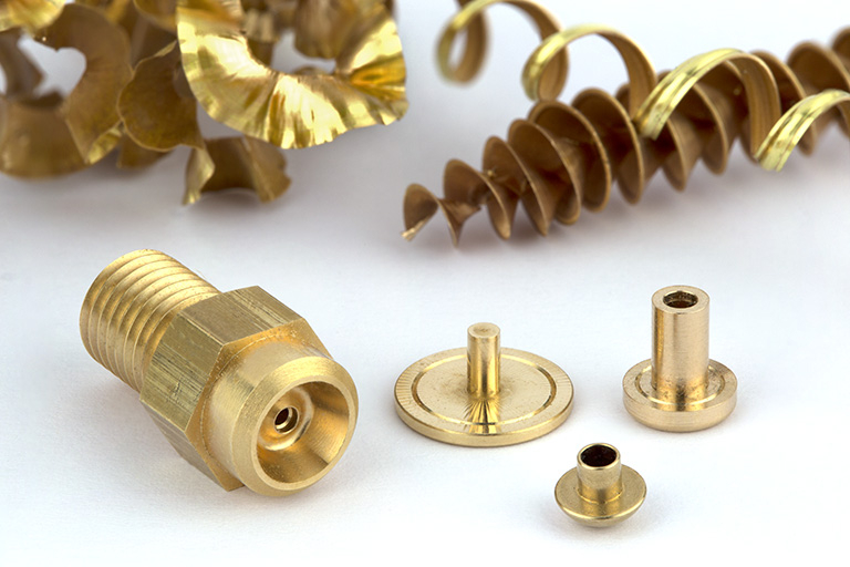 Pièces réalisées par décolletage. A gauche, un gicleur de chaudière (dépourvu de sa pastille en rubis). © Sonia Dourlot / Région Bourgogne-Franche-Comté, Inventaire du patrimoine - 2014