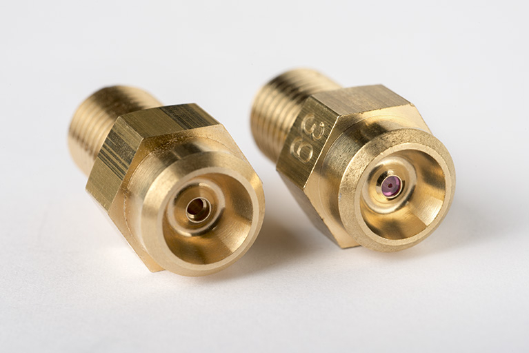 Gicleurs de chaudière avant et après montage de la pastille en rubis synthétique. © Sonia Dourlot / Région Bourgogne-Franche-Comté, Inventaire du patrimoine - 2014