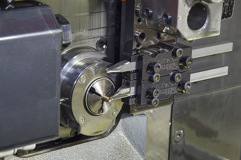 Machine à décolleter récente : pièce et outils. © Sonia Dourlot / Région Bourgogne-Franche-Comté, Inventaire du patrimoine - 2014