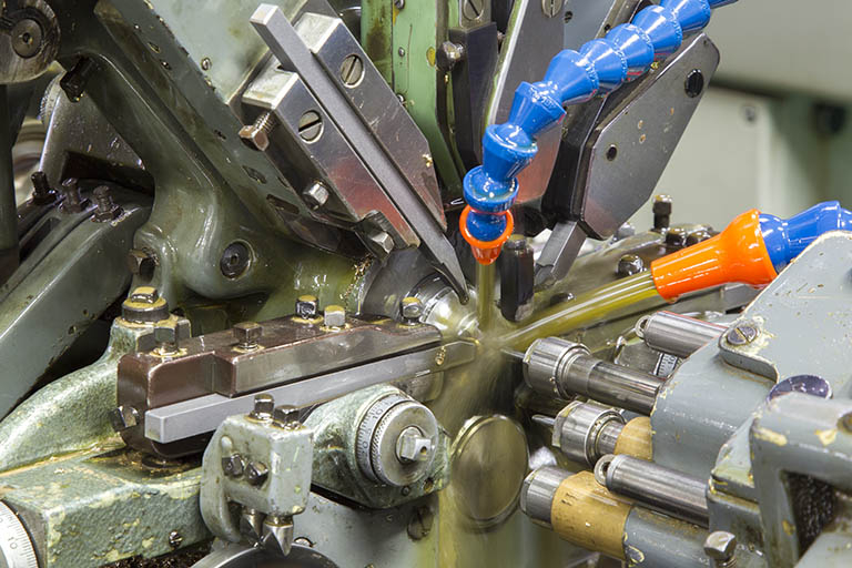 Machine à décolleter ancienne : lubrification de la pièce et des outils. © Sonia Dourlot / Région Bourgogne-Franche-Comté, Inventaire du patrimoine - 2014