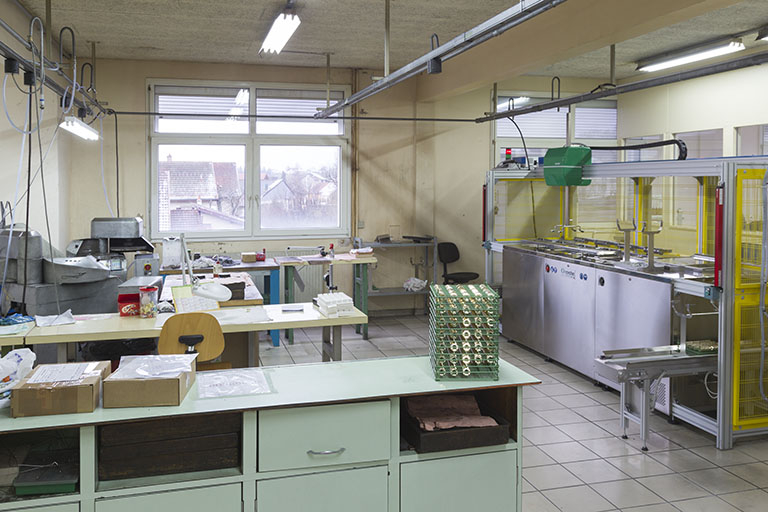 Atelier de dégraissage et polissage mécanique. © Sonia Dourlot / Région Bourgogne-Franche-Comté, Inventaire du patrimoine - 2014