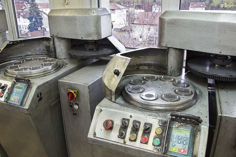 Atelier de polissage : machines à polir à brosse. © Sonia Dourlot / Région Bourgogne-Franche-Comté, Inventaire du patrimoine - 2014