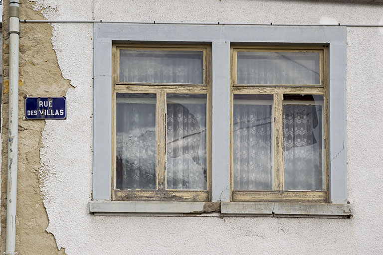 Deuxième bâtiment, au 4 rue Victor Hugo : fenêtre horlogère sur la façade antérieure. © Sonia Dourlot / Région Bourgogne-Franche-Comté, Inventaire du patrimoine - 2014 Deuxième bâtiment, au 4 rue Victor Hugo : fenêtre horlogère sur la façade antérieure. © Sonia Dourlot / Région Bourgogne-Franche-Comté, Inventaire du patrimoine - 2014