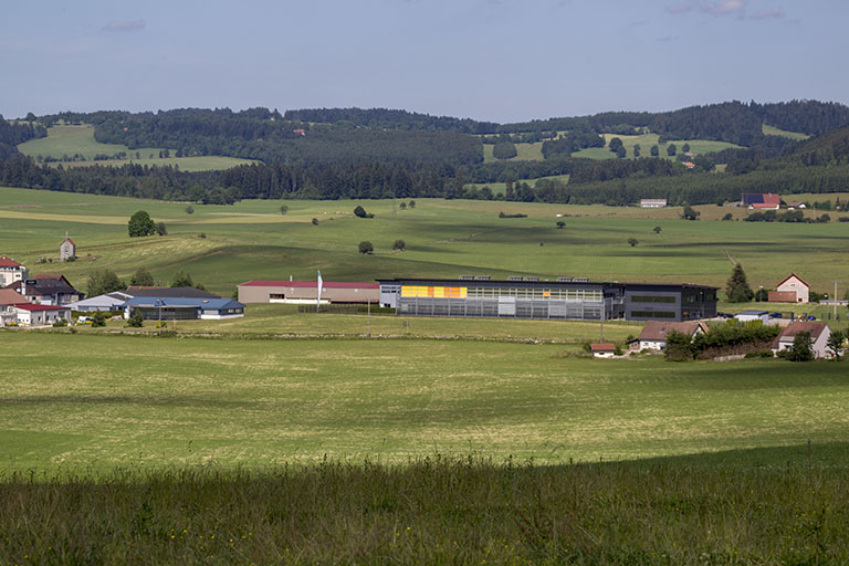 Vue d'ensemble du plateau et de la zone industrielle. Entreprises Perrenoud et Saint-Honoré Paris à gauche, Frésard Composants à droite. © Sonia Dourlot / Région Bourgogne-Franche-Comté, Inventaire du patrimoine - 2014 Vue d'ensemble du plateau et de la zone industrielle. Entreprises Perrenoud et Saint-Honoré Paris à gauche, Frésard Composants à droite. © Sonia Dourlot / Région Bourgogne-Franche-Comté, Inventaire du patrimoine - 2014