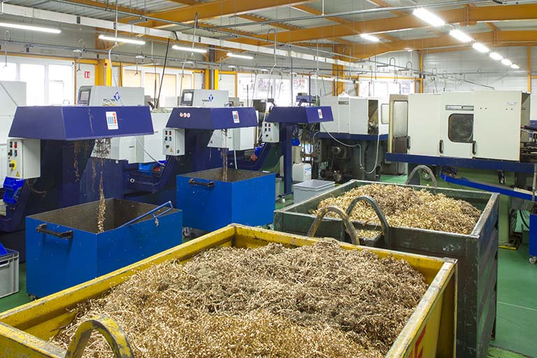 Bennes à copeaux de laiton, dans l'atelier de décolletage. © Sonia Dourlot / Région Bourgogne-Franche-Comté, Inventaire du patrimoine - 2014