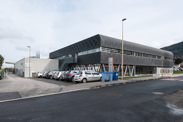 Vue sur les façades ouest et sud de la halle de génie alimentaire. © Jérôme Mongreville / Région Bourgogne-Franche-Comté, Inventaire du patrimoine - 2014