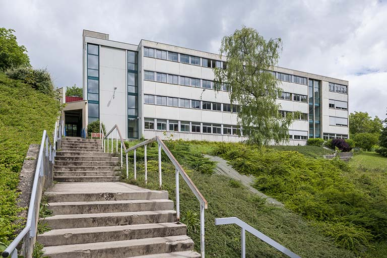 Escalier et façade sud de l'internat de filles. © Jérôme Mongreville / Région Bourgogne-Franche-Comté, Inventaire du patrimoine - 2014