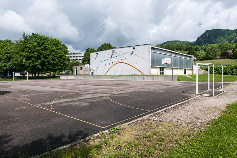 Piste d'athlétisme, stade et pignon sud du gymnase. © Jérôme Mongreville / Région Bourgogne-Franche-Comté, Inventaire du patrimoine - 2014