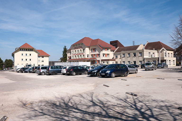 Depuis le champ de foire, les préfabriqués, l'école et son internat. © Jérôme Mongreville / Région Bourgogne-Franche-Comté, Inventaire du patrimoine - 2014
