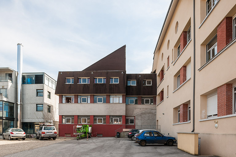 Façade postérieure est de l'école, façade nord de l'extension est de l'école et pignon nord de Cécalait. © Jérôme Mongreville / Région Bourgogne-Franche-Comté, Inventaire du patrimoine - 2014
