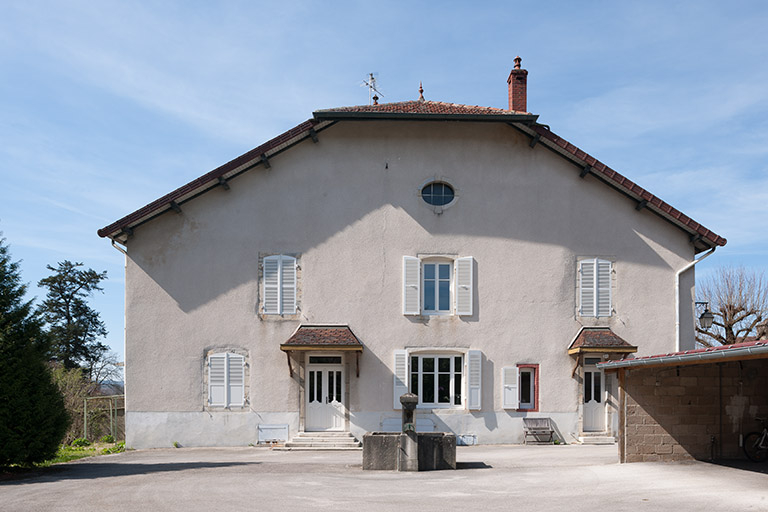 Façade est sur cour de la maison de fonction, 9 place Notre Dame. © Jérôme Mongreville / Région Bourgogne-Franche-Comté, Inventaire du patrimoine - 2014