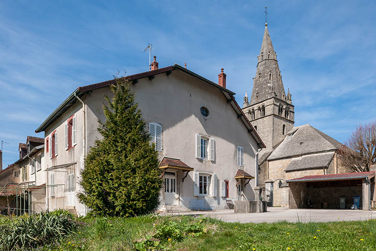 Façade est sur cour de la maison de fonction, annexe, dans son contexte, 9 place Notre Dame. © Jérôme Mongreville / Région Bourgogne-Franche-Comté, Inventaire du patrimoine - 2014