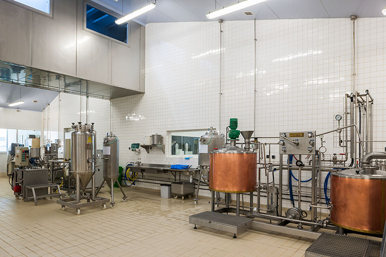 Salle de production des produits frais. © Jérôme Mongreville / Région Bourgogne-Franche-Comté, Inventaire du patrimoine - 2014