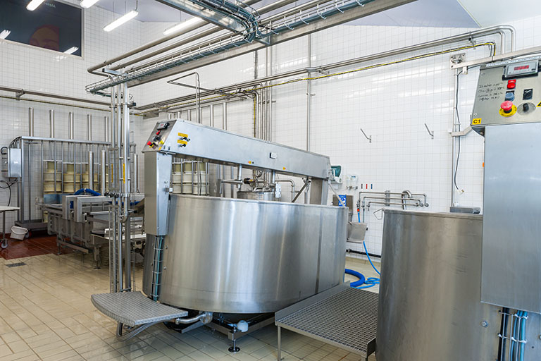 Salle de production des produits frais. © Jérôme Mongreville / Région Bourgogne-Franche-Comté, Inventaire du patrimoine - 2014