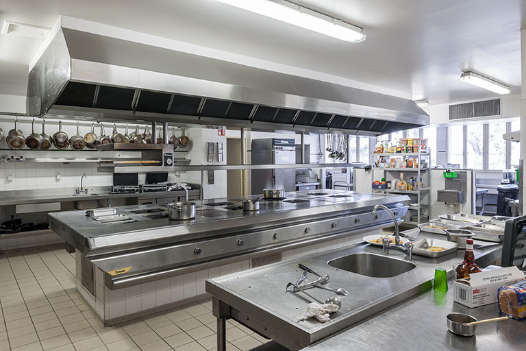 Restaurant d'application : les cuisines. © Jérôme Mongreville / Région Bourgogne-Franche-Comté, Inventaire du patrimoine - 2014