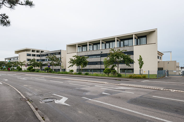 Vue générale des bâtiments d'exernat depuis la rue Charles-Laurent Thouverey. © Jérôme Mongreville / Région Bourgogne-Franche-Comté, Inventaire du patrimoine - 2014