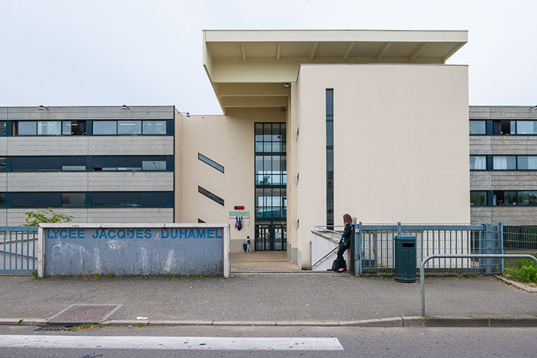 Entrée principale sur rue Charles Laurent Thouverey. © Jérôme Mongreville / Région Bourgogne-Franche-Comté, Inventaire du patrimoine - 2014