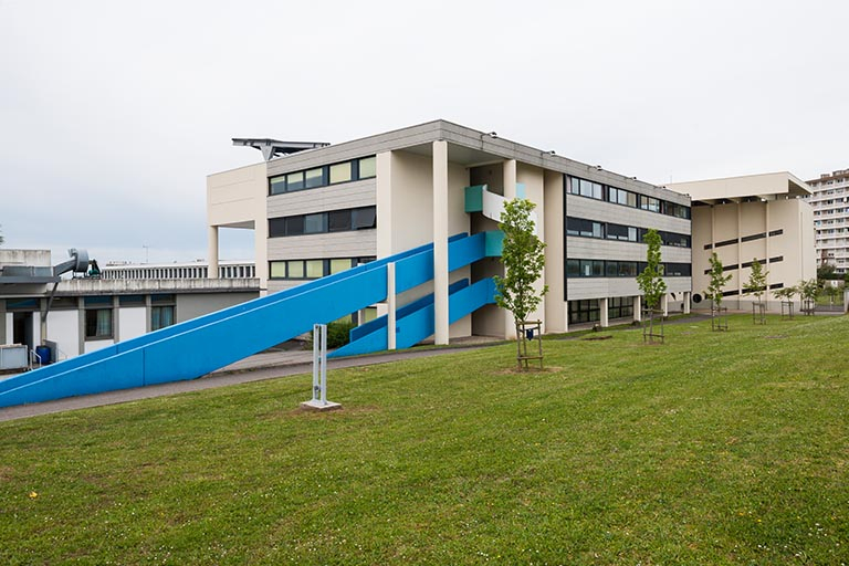 Bâtiment d'exernat avec rampe : vue depuis  l'espace intérieur. © Jérôme Mongreville / Région Bourgogne-Franche-Comté, Inventaire du patrimoine - 2014