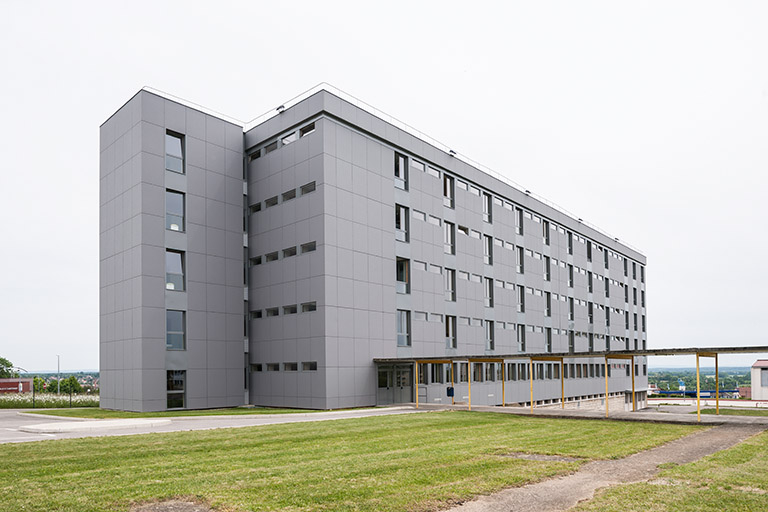 Internat : façade antérieure et pignon nord, passage vers l'externat-restauration. © Jérôme Mongreville / Région Bourgogne-Franche-Comté, Inventaire du patrimoine - 2014