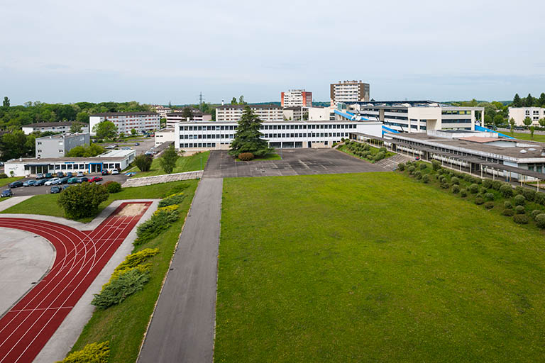 Vue générale depuis l'Est : 1er plan , installations sportives  à droite locaux de restauration, au fond  ancien externat et en contrebas locaux du GRETA. © Jérôme Mongreville / Région Bourgogne-Franche-Comté, Inventaire du patrimoine - 2014