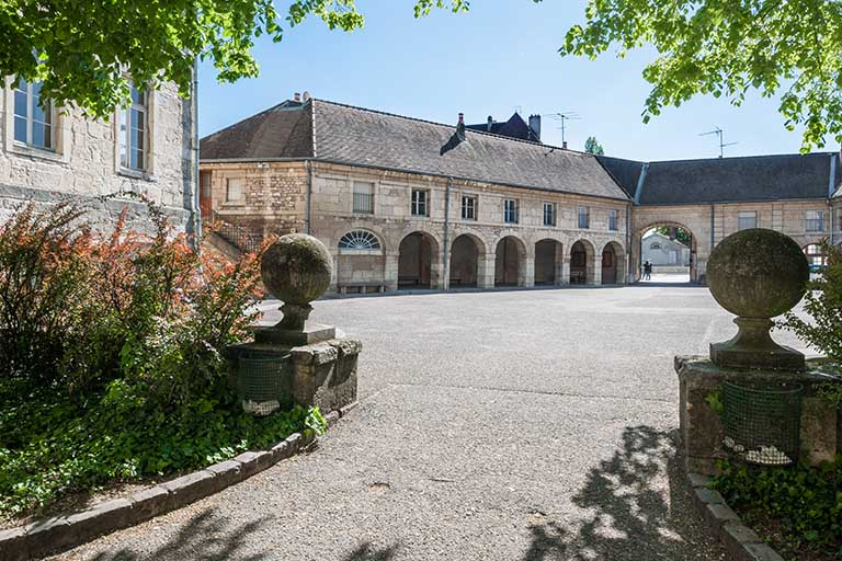 Vue générale de la cour d'externat avec entrée principale en arrière-plan. © Jérôme Mongreville / Région Bourgogne-Franche-Comté, Inventaire du patrimoine - 2014 Vue générale de la cour d'externat avec entrée principale en arrière-plan. © Jérôme Mongreville / Région Bourgogne-Franche-Comté, Inventaire du patrimoine - 2014