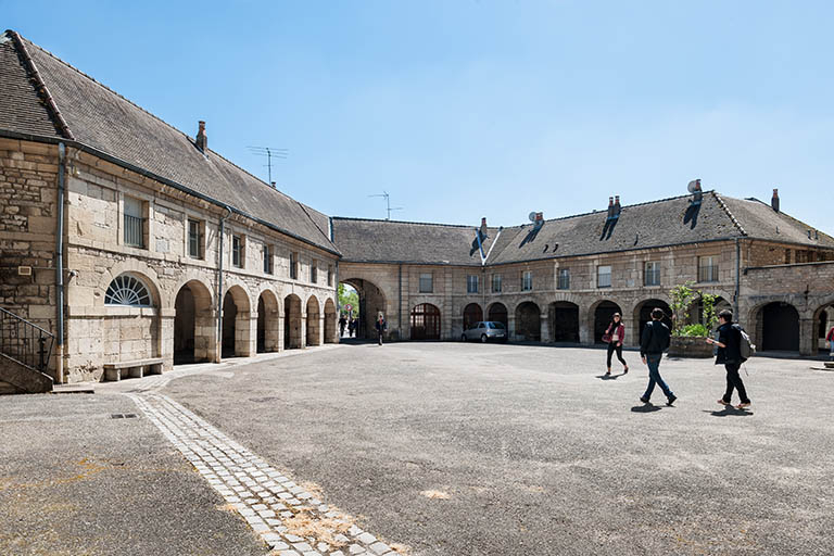 Cour intérieure et façades postérieures des bâtiments conciergerie et logements © Jérôme Mongreville / Région Bourgogne-Franche-Comté, Inventaire du patrimoine - 2014 Cour intérieure et façades postérieures des bâtiments conciergerie et logements © Jérôme Mongreville / Région Bourgogne-Franche-Comté, Inventaire du patrimoine - 2014