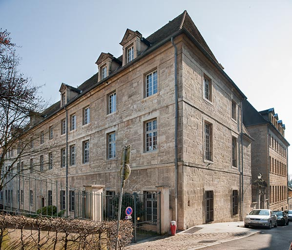 Façades des bâtiments d'externat sur la rue Bauzonnet avec portail donnant accès à la chapelle. © Jérôme Mongreville / Région Bourgogne-Franche-Comté, Inventaire du patrimoine - 2014 Façades des bâtiments d'externat sur la rue Bauzonnet avec portail donnant accès à la chapelle. © Jérôme Mongreville / Région Bourgogne-Franche-Comté, Inventaire du patrimoine - 2014