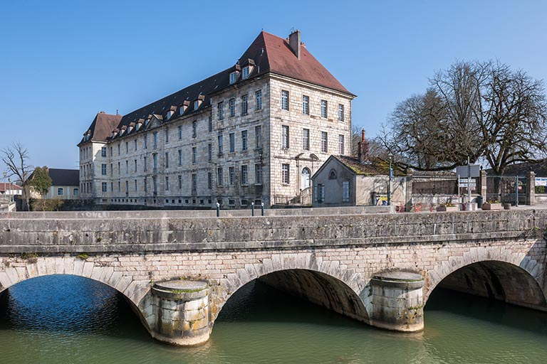 Ancien hôpital de la Charité, actuellement internat, vue générale. © Jérôme Mongreville / Région Bourgogne-Franche-Comté, Inventaire du patrimoine - 2014 Ancien hôpital de la Charité, actuellement internat, vue générale. © Jérôme Mongreville / Région Bourgogne-Franche-Comté, Inventaire du patrimoine - 2014
