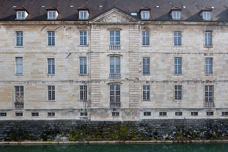 Ancien Hôptal de la Charité , vue de la façade antérieure sur le canal des Tanneurs. © Jérôme Mongreville / Région Bourgogne-Franche-Comté, Inventaire du patrimoine - 2014 Ancien Hôptal de la Charité , vue de la façade antérieure sur le canal des Tanneurs. © Jérôme Mongreville / Région Bourgogne-Franche-Comté, Inventaire du patrimoine - 2014