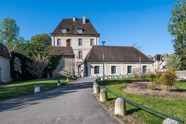 Hôpital de la Charité, actuellement internat, entrée Est avec bâtiments transformés en salles de sports. © Jérôme Mongreville / Région Bourgogne-Franche-Comté, Inventaire du patrimoine - 2014 Hôpital de la Charité, actuellement internat, entrée Est avec bâtiments transformés en salles de sports. © Jérôme Mongreville / Région Bourgogne-Franche-Comté, Inventaire du patrimoine - 2014