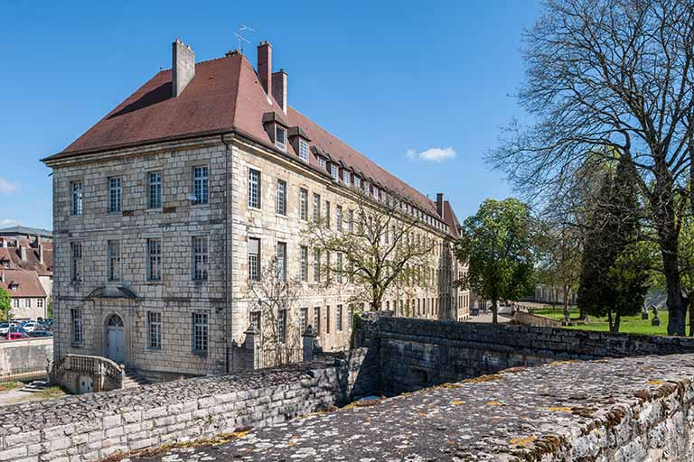 Ancien hôpital de la Charité, actuellement internat, vue façade postérieure et pignon ouest, remparts. © Jérôme Mongreville / Région Bourgogne-Franche-Comté, Inventaire du patrimoine - 2014 Ancien hôpital de la Charité, actuellement internat, vue façade postérieure et pignon ouest, remparts. © Jérôme Mongreville / Région Bourgogne-Franche-Comté, Inventaire du patrimoine - 2014