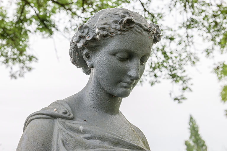 Le Printemps, détail de la tête. © Jérôme Mongreville / Région Bourgogne-Franche-Comté, Inventaire du patrimoine - 2014 Le Printemps, détail de la tête. © Jérôme Mongreville / Région Bourgogne-Franche-Comté, Inventaire du patrimoine - 2014