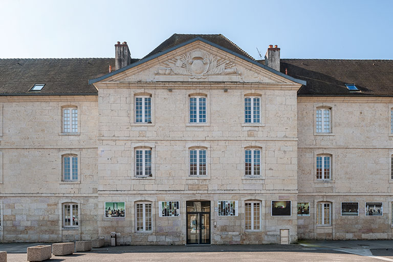 Externat-administration : avant -corps central de la façade antérieure, place Précipiano. © Jérôme Mongreville / Région Bourgogne-Franche-Comté, Inventaire du patrimoine - 2014