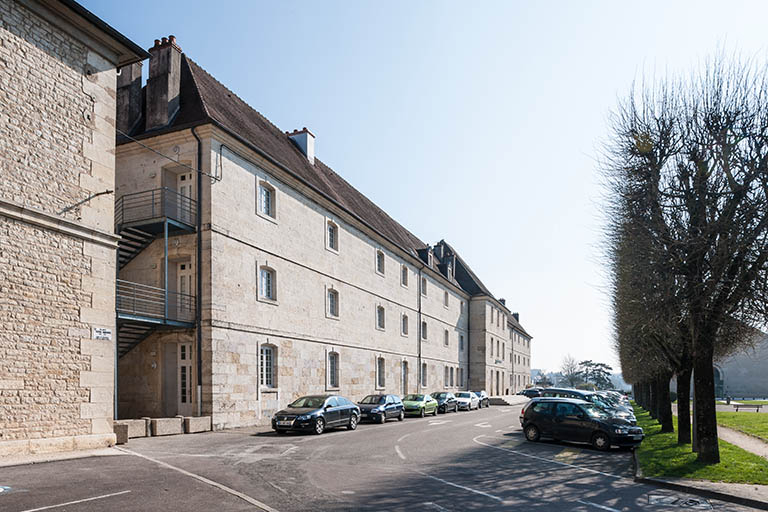 Externat : façade postérieure, place Barberousse,  vue depuis la rue des Arènes. © Jérôme Mongreville / Région Bourgogne-Franche-Comté, Inventaire du patrimoine - 2014