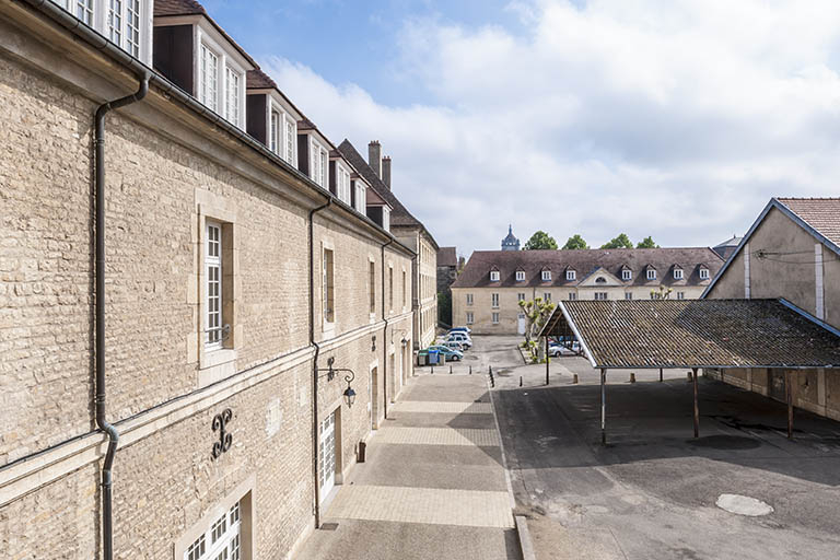 Plae Précipano, partie nord : au premier plan le bâtiment atelier-externat, en arrière plan le bâtiment atelier-logement. © Jérôme Mongreville / Région Bourgogne-Franche-Comté, Inventaire du patrimoine - 2014