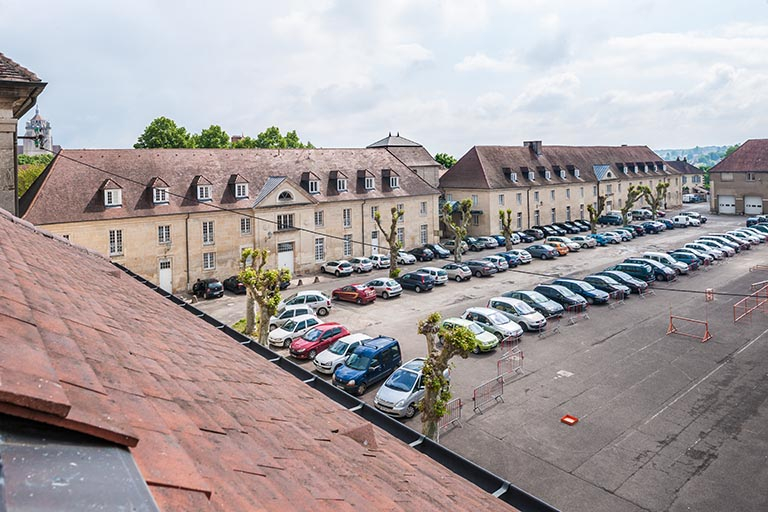 Vue générale, place Précipiano avec les bâtiments atelier-logement et restauration-exernat. © Jérôme Mongreville / Région Bourgogne-Franche-Comté, Inventaire du patrimoine - 2014