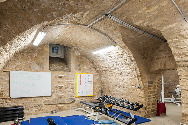 Externat : sous-sol voûté, salles de musculation. © Jérôme Mongreville / Région Bourgogne-Franche-Comté, Inventaire du patrimoine - 2014