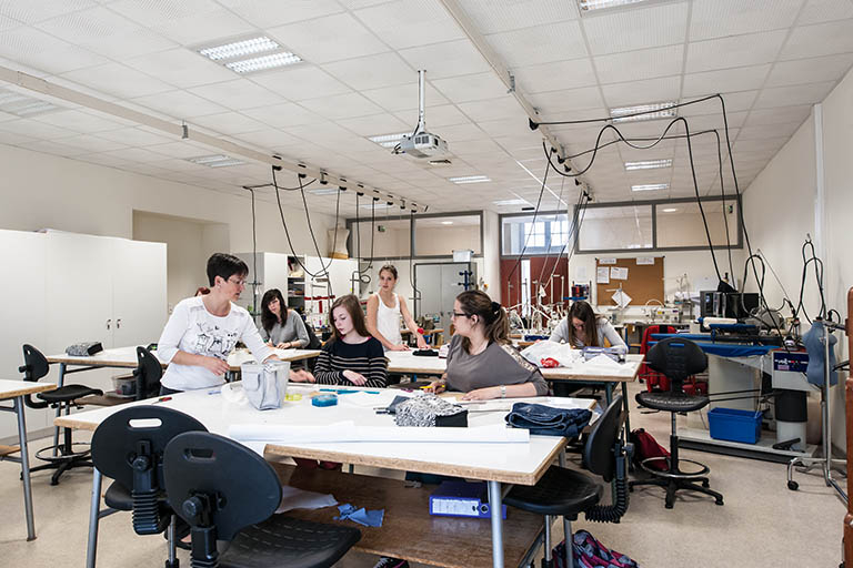 Atelier : cours de couture © Jérôme Mongreville / Région Bourgogne-Franche-Comté, Inventaire du patrimoine - 2014