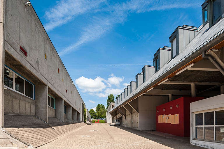 Vue de la rue séparant ateliers et internat-administration depuis le sud. © Jérôme  Mongreville (reproduction) / Région Bourgogne-Franche-Comté, Inventaire du patrimoine - 2014 Vue de la rue séparant ateliers et internat-administration depuis le sud. © Jérôme  Mongreville (reproduction) / Région Bourgogne-Franche-Comté, Inventaire du patrimoine - 2014