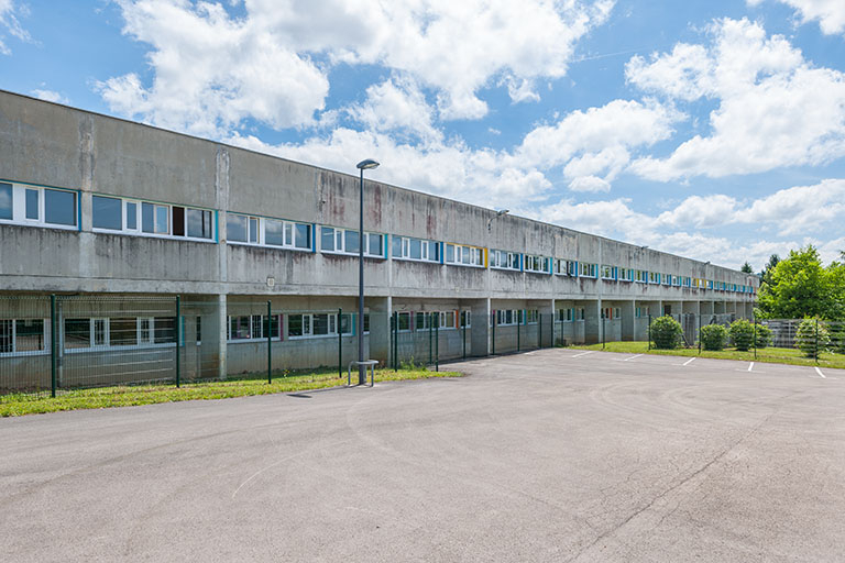 Vue du bâtiment internat -administration depuis la rue Charles Ramey. © Jérôme Mongreville / Région Bourgogne-Franche-Comté, Inventaire du patrimoine - 2014 Vue du bâtiment internat -administration depuis la rue Charles Ramey. © Jérôme Mongreville / Région Bourgogne-Franche-Comté, Inventaire du patrimoine - 2014