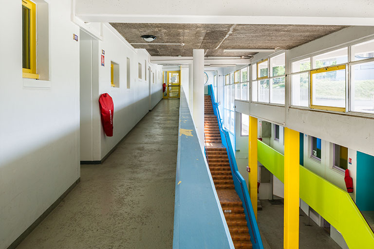 Circulation centrale du bâtiment internat-administration : vue depuis la mezzanine © Jérôme Mongreville / Région Bourgogne-Franche-Comté, Inventaire du patrimoine - 2014 Circulation centrale du bâtiment internat-administration : vue depuis la mezzanine © Jérôme Mongreville / Région Bourgogne-Franche-Comté, Inventaire du patrimoine - 2014