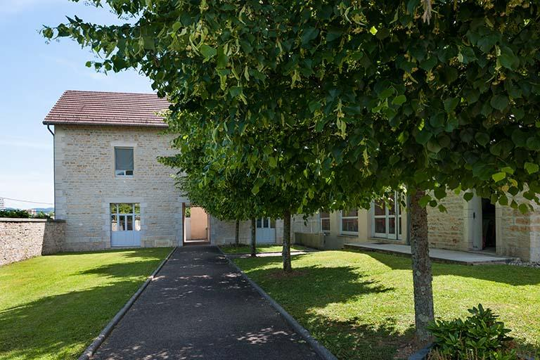 Façade antérieure de l'aile gauche occupée par l'atelier des agents © Jérôme Mongreville / Région Bourgogne-Franche-Comté, Inventaire du patrimoine - 2014