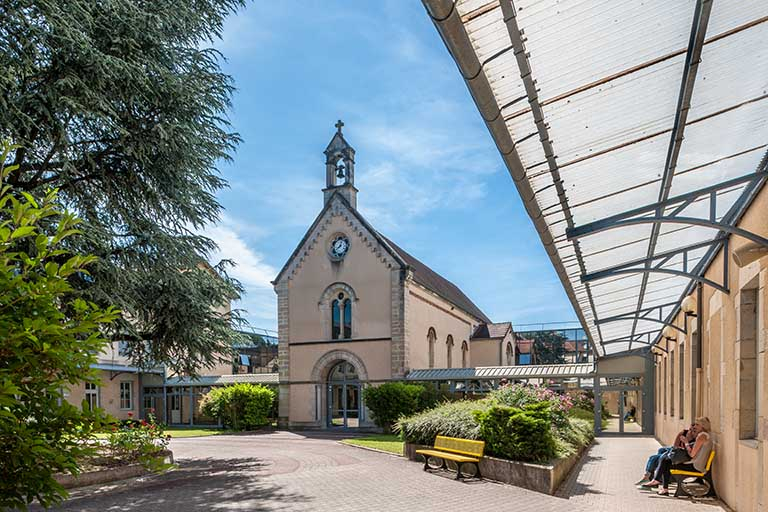 La cour intérieure et la chapelle : vue ouest  © Jérôme Mongreville / Région Bourgogne-Franche-Comté, Inventaire du patrimoine - 2014