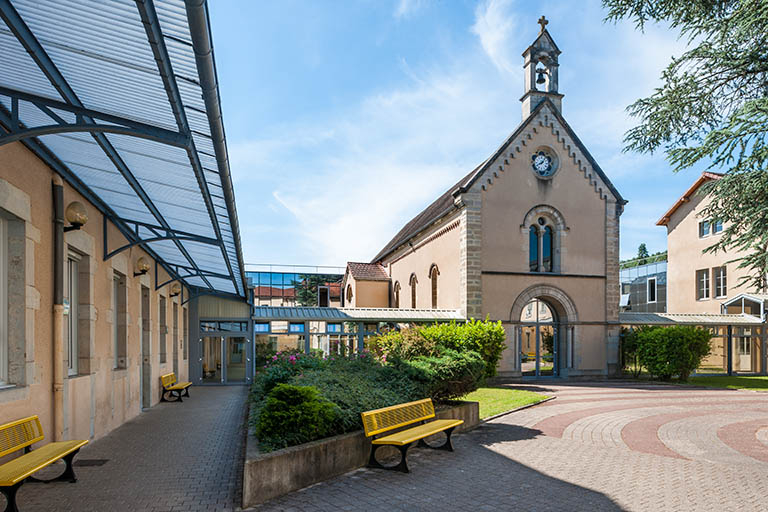 La cour intérieure et la chapelle : vue Est © Jérôme Mongreville / Région Bourgogne-Franche-Comté, Inventaire du patrimoine - 2014